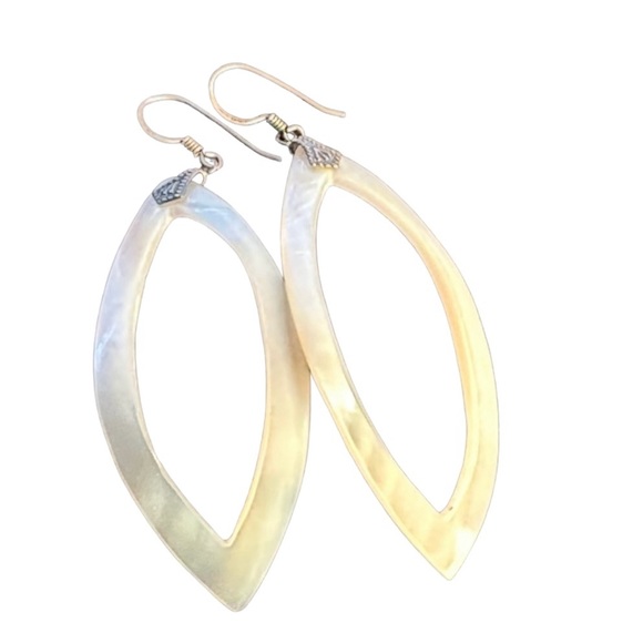 Carved mother of pearl shell earrings marked 925 - Picture 11 of 11